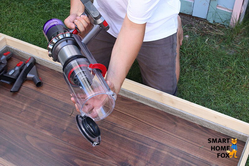 Die Demontage des Schmutzbehälters